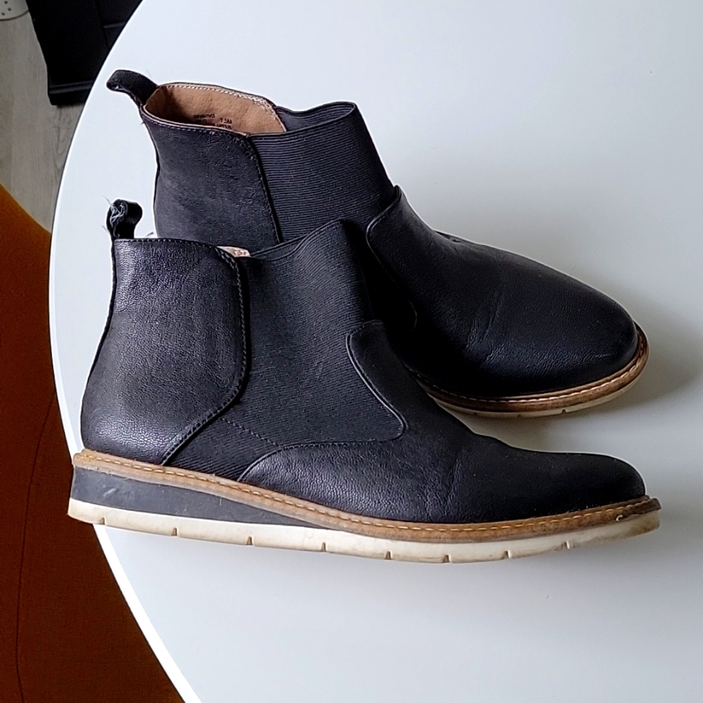 Kelly and Katie black booties sz 7.5